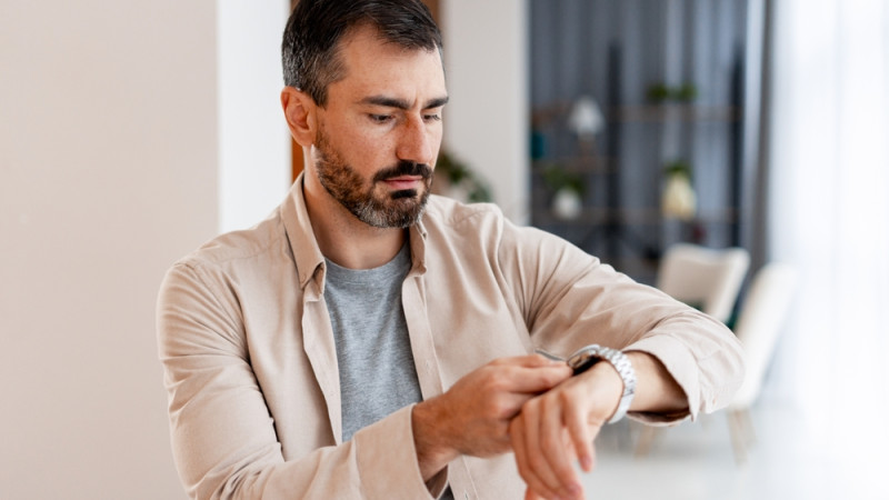 homme qui regarde sa montre