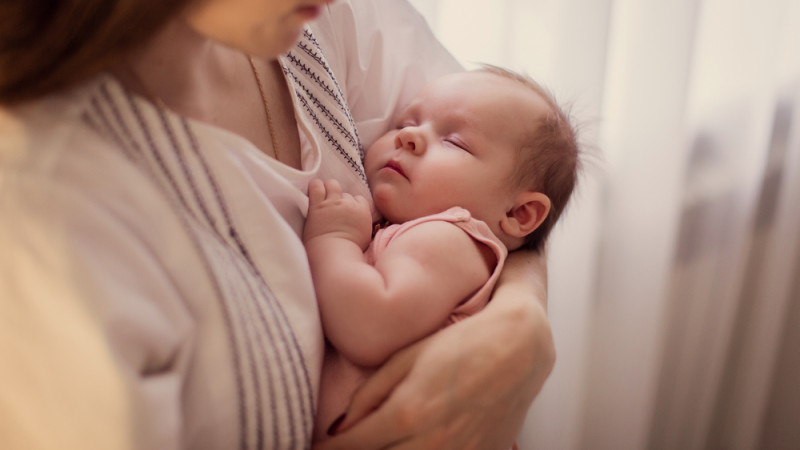 bébé dans les bras de sa maman