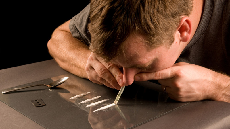 homme ronflant de la cocaine