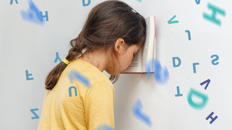 jeune fille dyslexique qui a du mal à lire
