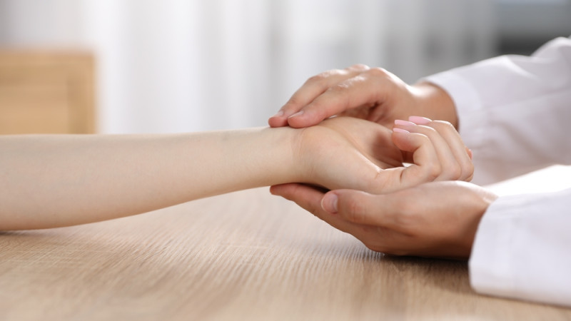 médecin qui vérifie le pouls d'une femme