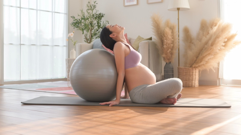 femme enceinte fait du yoga prénatal