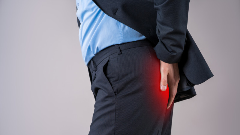 Homme soufrant de douleur anale