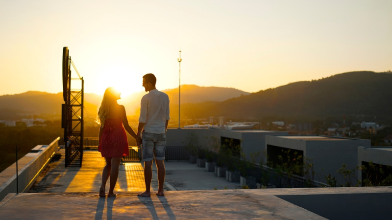 un jeune couple se tient par la main