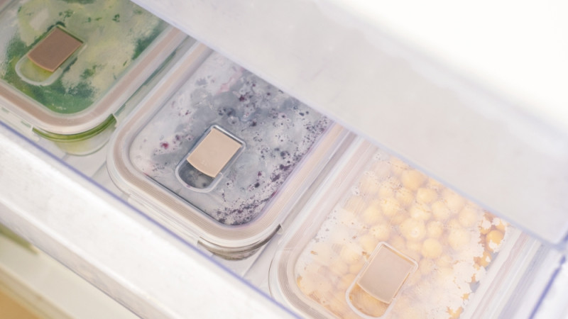 aliments bien rangés dans un congelateur