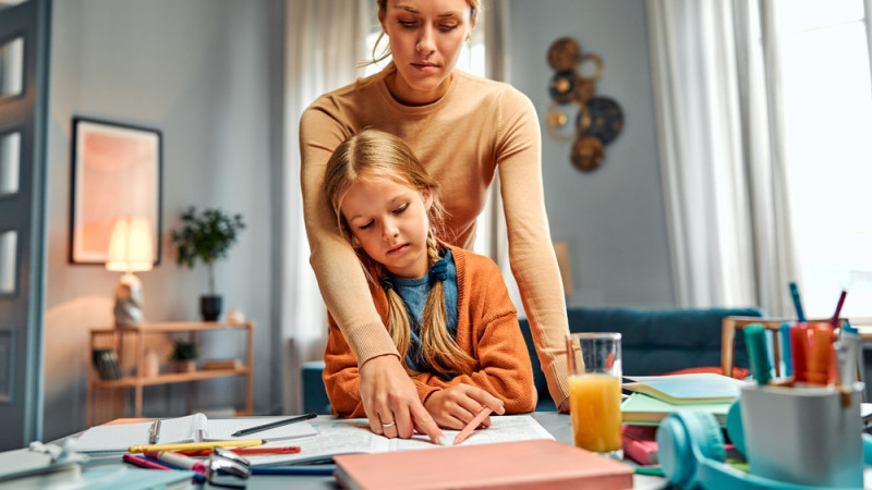 maman stricte qui accompagne sa fille pour ses devoirs