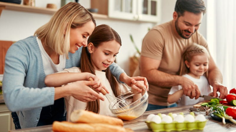 famille qui prépare a manger ensemble 