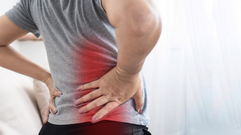 femme qui souffre de douleurs lombaires et fessières 