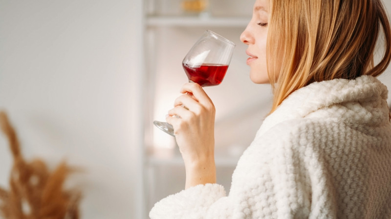 femme qui boit un verre de vin