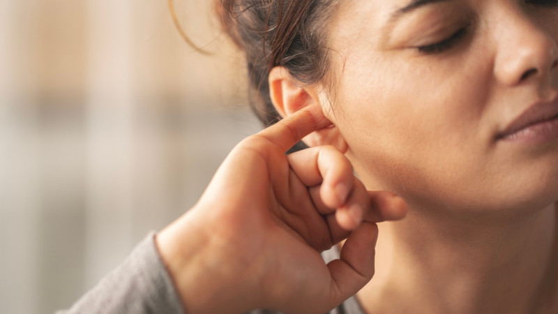 femme qui se cure l'oreille