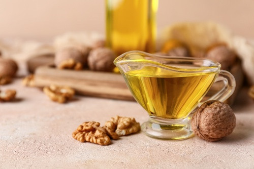 Vrai-Faux sur l’huile de noix : ce qu’il faut vraiment savoir sur cette huile gourmande