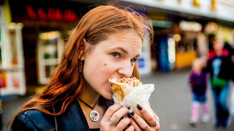 jeune femme qui mange un kebab