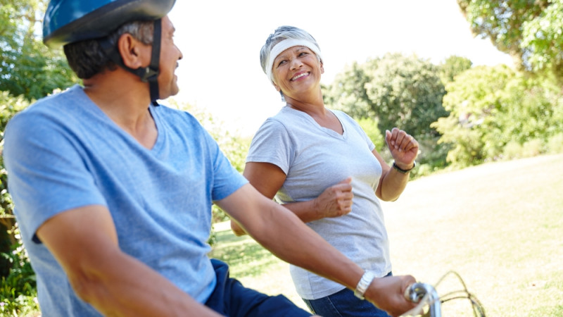 couple qui fait du vélo et du running