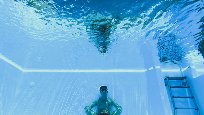homme qui fait de l'apnée sous l'eau