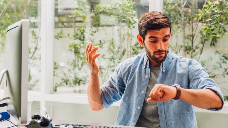 homme impatient devant son ordinateur