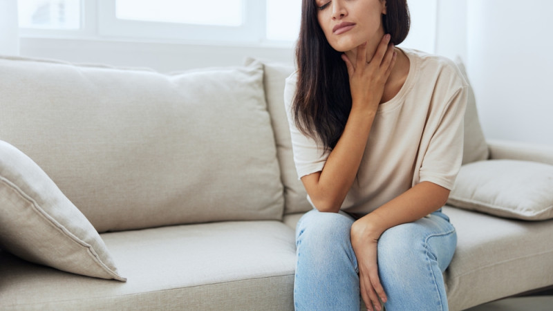 femme qui a mal à la gorge