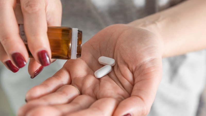 femme qui prend des médicaments