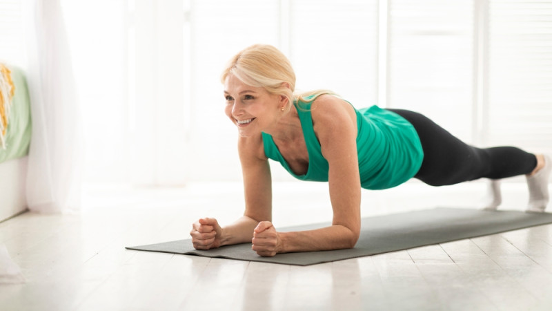 femme qui fait la planche