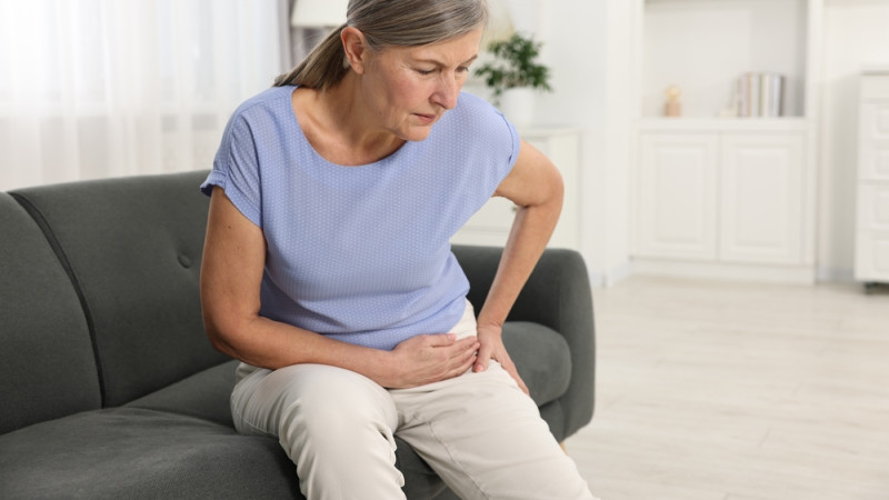 femme souffrante de douleurs à la hanche