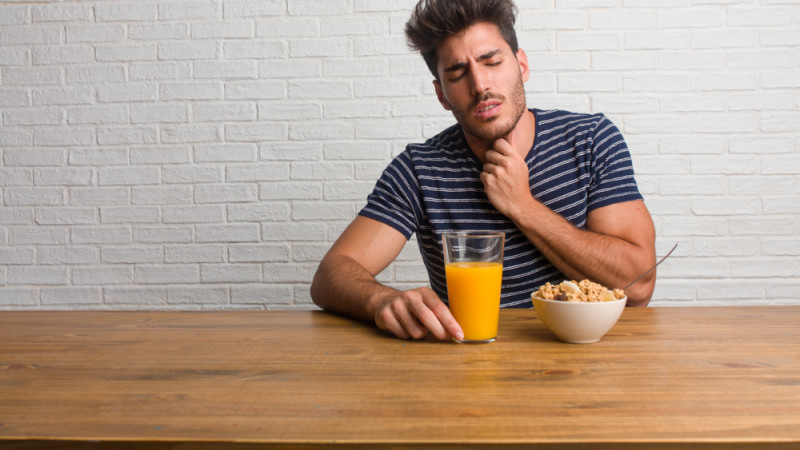 homme qui a mal en mangeant