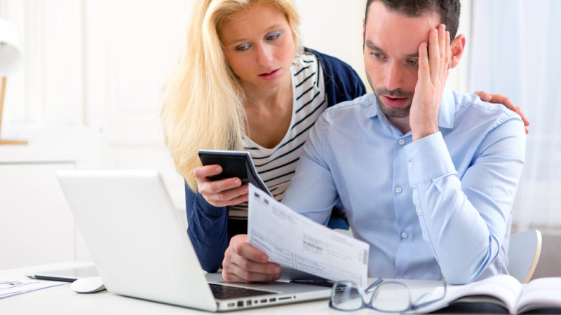 couple anxieux devant des papiers administratifs