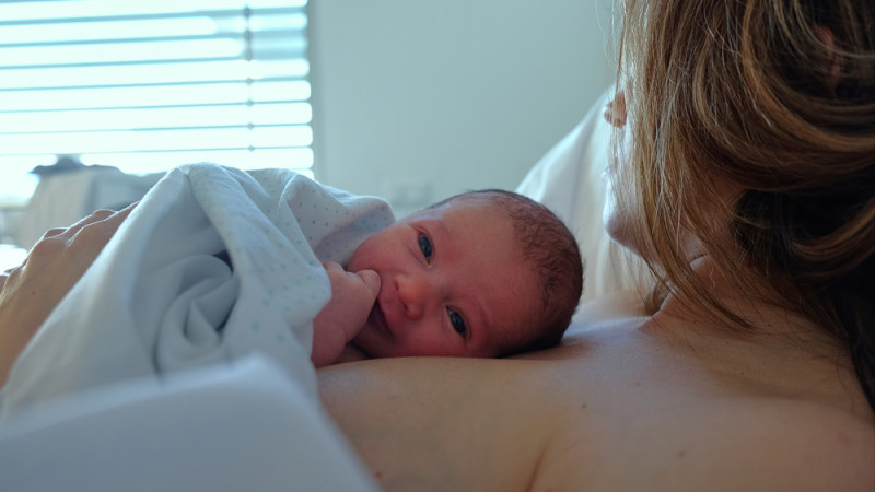 maman et bébé qui font peau à peau