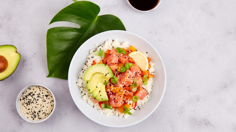 Bowl de saumon fumé, riz et crudités