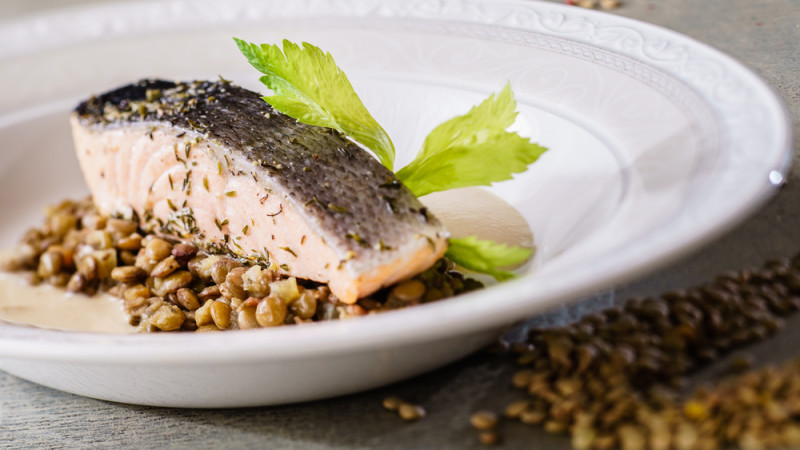 Saumon cuit vapeur, lentilles et mâche