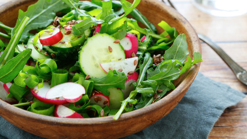 Salade de radis roses, laitue et parmesan