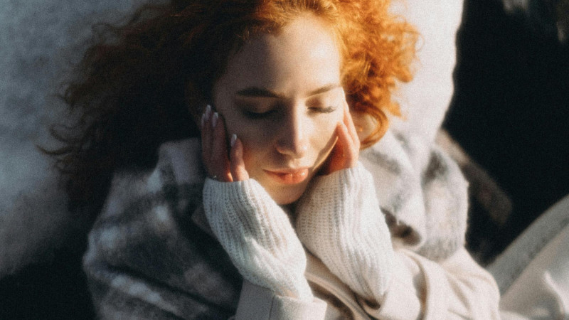 femme en hiver au soleil