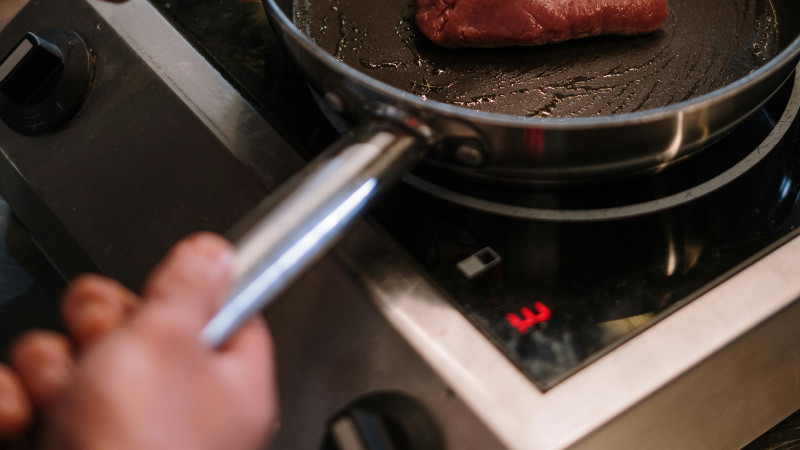 Déglacer une poêle : pourquoi ce geste change tout en cuisine