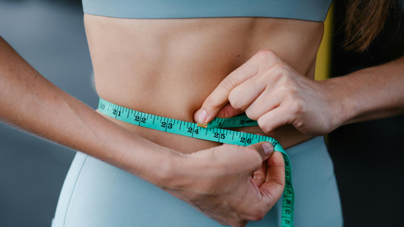 Ventre plat : oubliez les abdos, le “ski jump” est l’exercice qui change vraiment la donne