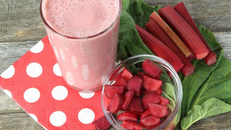 Smoothie rhubarbe-fraises