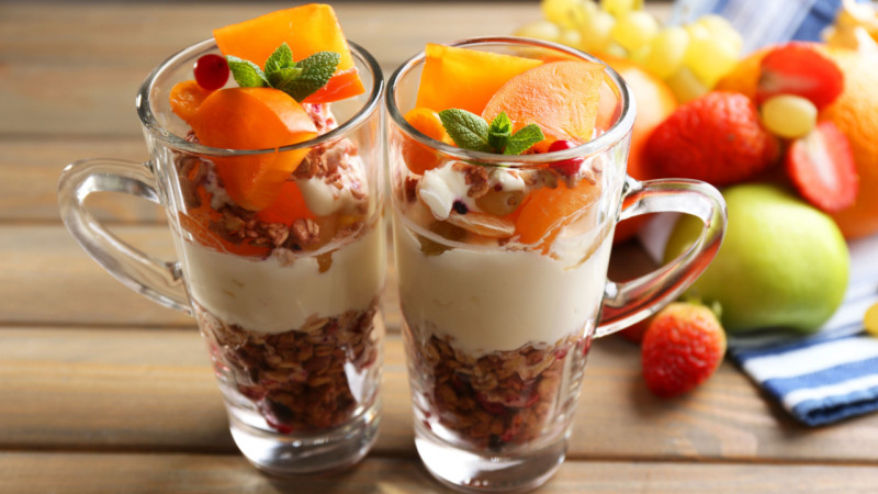 Bol de yaourt, kaki et granola