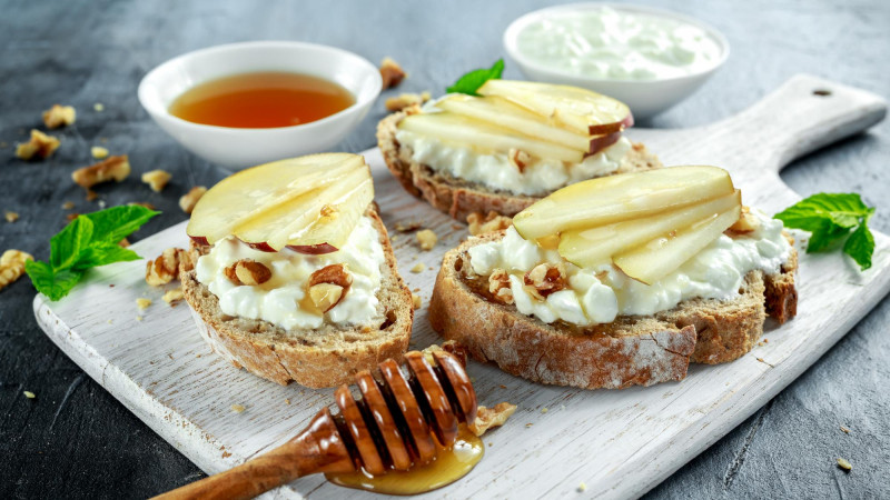 Tartines façon cheesecake aux poires