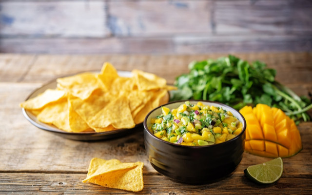 Chips de tortilla et dips mangue-passion