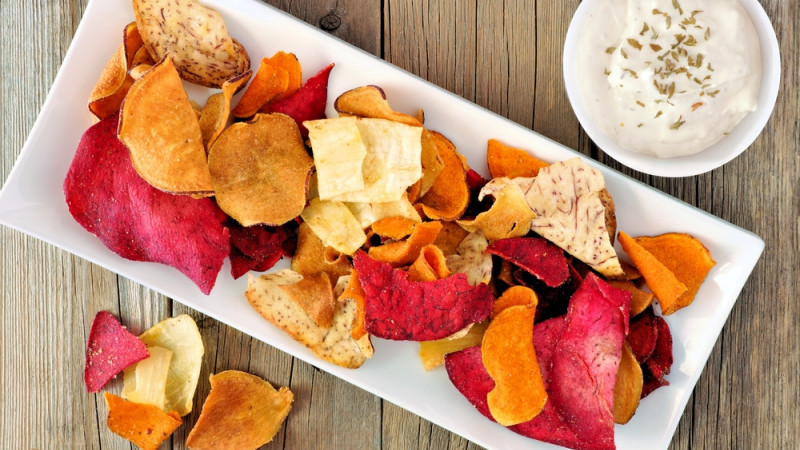 Chips de panais, dip yaourt grec