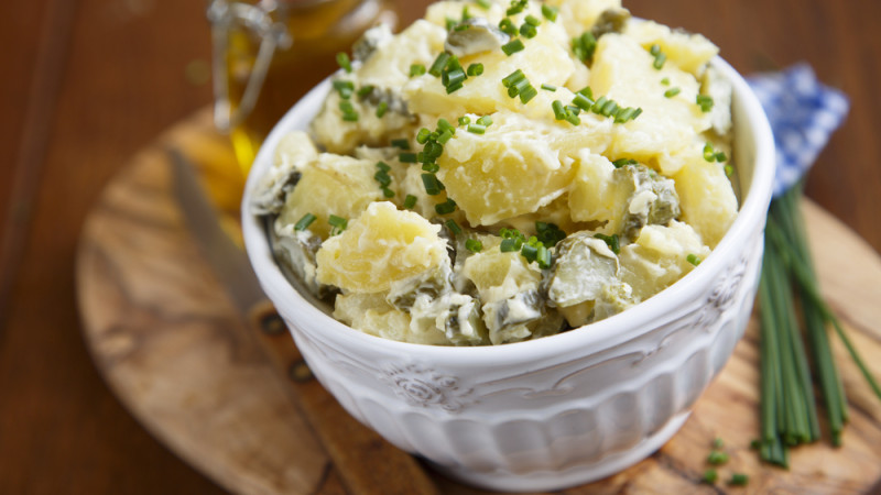 Salade de pommes de terre aux cornichons