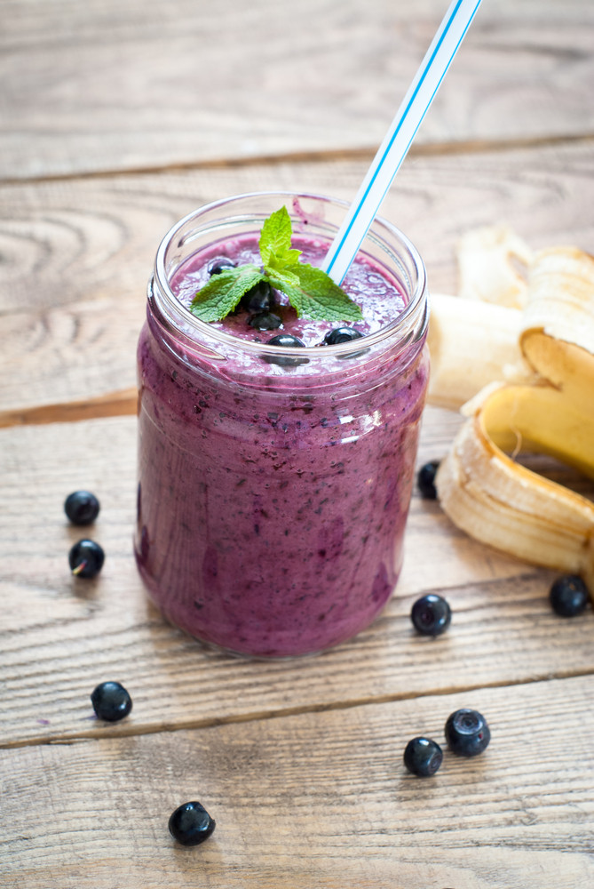 Smoothie banane, myrtille, jus de pomme