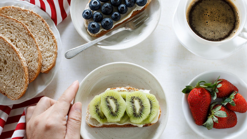 Tartines petits suisses et fruits