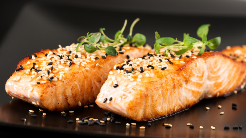 Saumon grillé au miel et sésame