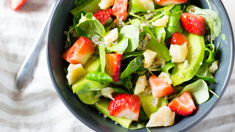 Salade de quinoa aux fraises et aux pistaches