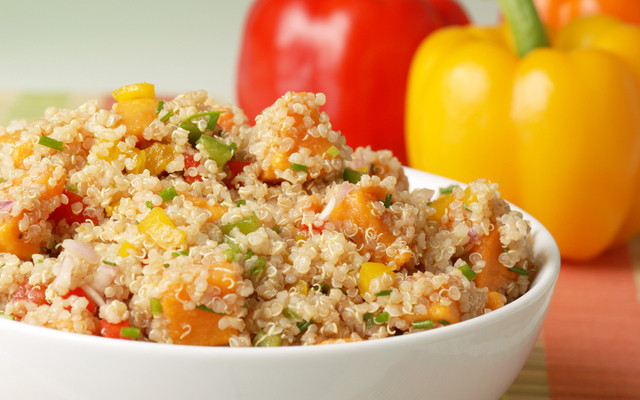Salade de quinoa, poivrons, roquefort et noix de pécan