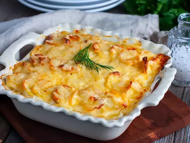 Gratin de pommes de terre, poireaux et saumon