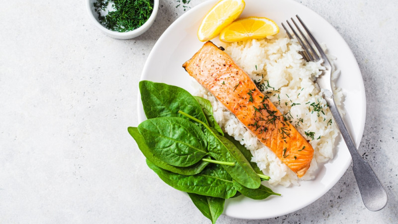 Saumon grillé au citron et herbes