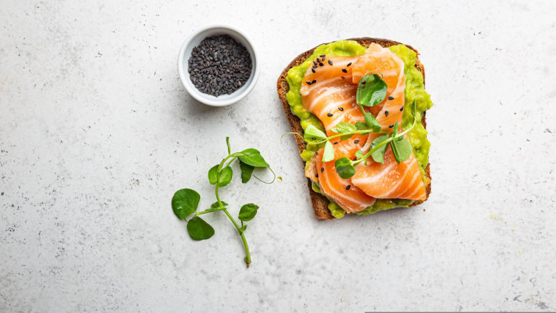 Toast avocat et saumon