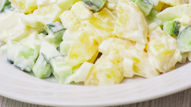 Salade de pommes de terre, concombre et noisettes