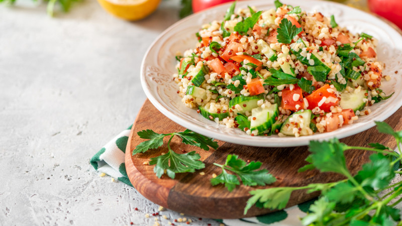 Salade de quinoa aux herbes fraîches et graines