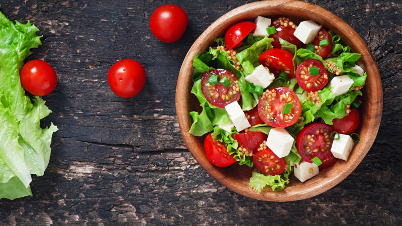 Salade iceberg, feta, tomates cerises et cacahuètes