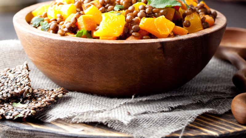 Salade de lentilles vertes aux noix de cajou et à la tomate jaune